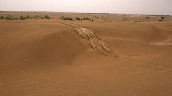 昼間に車のタイヤマークが付いている自然砂丘 — ストック写真