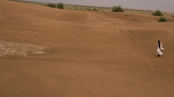 Indien August 2019 Indischer Mann Läuft Tagsüber Durch Wüste — Stockfoto