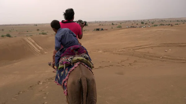 Indien August 2019 Touristen Reiten Tagsüber Auf Kamelen Der Indischen — Stockfoto