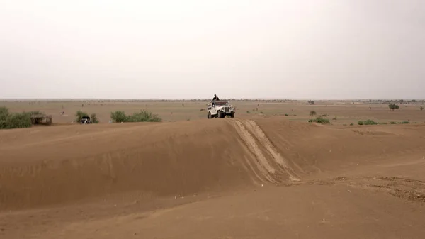 India Agosto 2019 Coppia Indiana Mezza Età Jeep Nel Deserto — Foto Stock