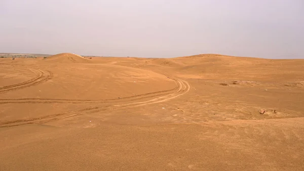 昼間に車のタイヤマークが付いている自然砂丘 — ストック写真