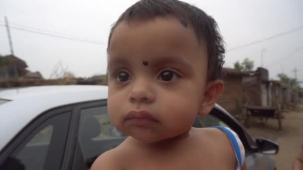 India Circa 2019 Sött Indiskt Barn Föräldrarnas Händer Dagtid — Stockvideo