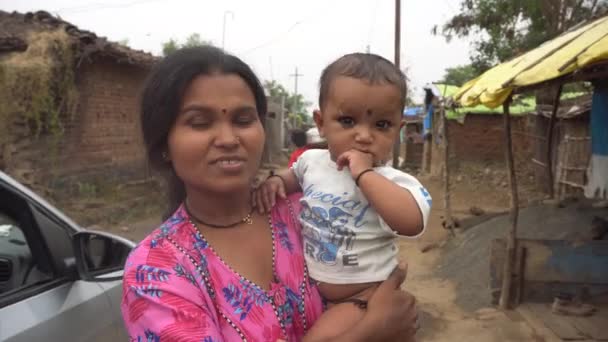 India Circa 2019 Feliz Familia India Pie Calle Durante Día — Vídeo de stock