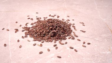 Tahta arka planda kahverengi keten tohumu veya keten tohumu yığını. Diyet sağlık hizmeti sağlıklı gıdalar.