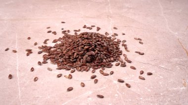 Tahta arka planda kahverengi keten tohumu veya keten tohumu yığını. Diyet sağlık hizmeti sağlıklı gıdalar.