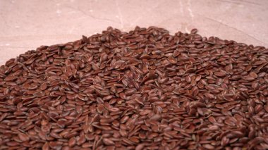 Tahta arka planda kahverengi keten tohumu veya keten tohumu yığını. Diyet sağlık hizmeti sağlıklı gıdalar.