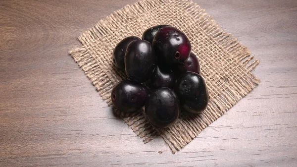 Montón Dátiles Negros Sobre Fondo Mesa Madera —  Fotos de Stock