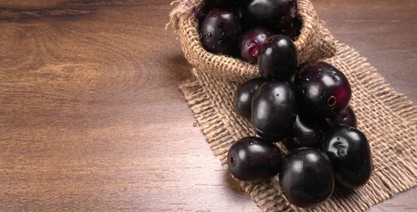 Montón Dátiles Negros Sobre Fondo Mesa Madera — Foto de Stock