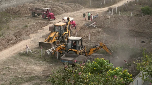 India Ocak 2022 Inşaat Tarafında Taş Zemin Taşıyan Traktörlerdeki Işçiler — Stok fotoğraf