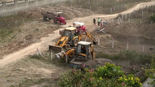 India Ocak 2022 Inşaat Tarafında Taş Zemin Taşıyan Traktörlerdeki Işçiler — Stok fotoğraf