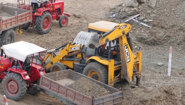 India Enero 2022 Trabajadores Tractores Que Transportan Piedras Tierra Lado — Foto de Stock