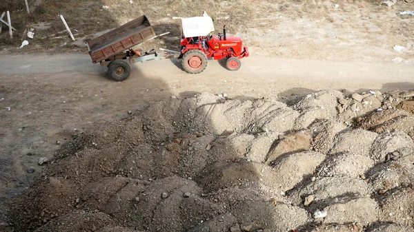 Índia Janeiro 2022 Trabalhadores Tratores Que Transportam Pedras Terra Lado — Fotografia de Stock