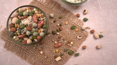 Bir kase protein ve kase dolusu fasulye ve tahıl. Sağlıklı bir yaşam tarzı için vazgeçilmez protein kaynakları. Hint evlerinde her gün kullanılıyor..