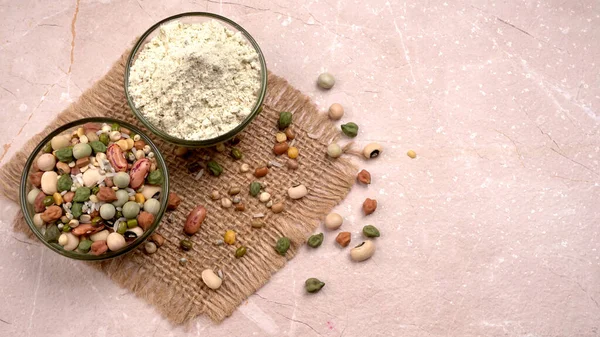 蛋白质碗和碗与各种豆类和谷类谷物 一组健康生活所不可缺少的蛋白质来源 印度家庭的日常使用 — 图库照片