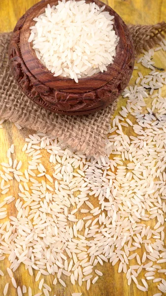 未煮熟的干米放在木制桌子上的粘土褐色碗里 健康食品 复制空间 — 图库照片