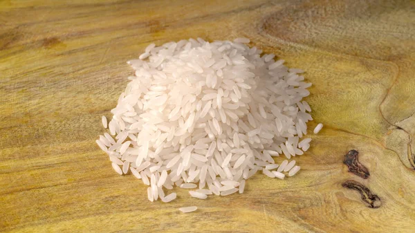 Pilha Arroz Seco Cru Mesa Madeira Comida Saudável Espaço Cópia — Fotografia de Stock