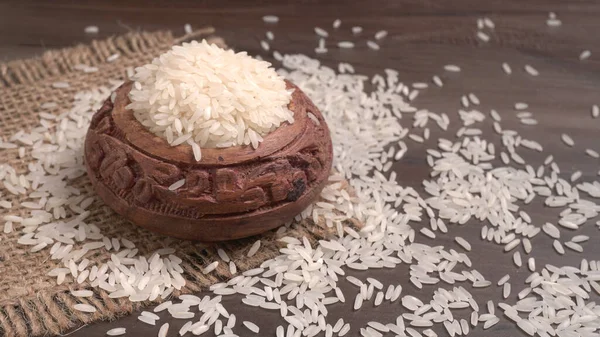 Arroz Seco Sin Cocer Tazón Marrón Arcilla Sobre Mesa Madera — Foto de Stock