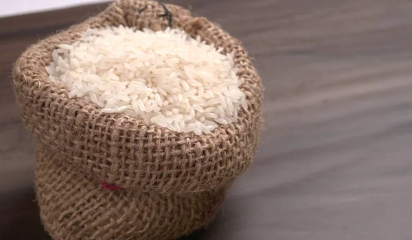 木桌上有干米饭 健康食品 — 图库照片