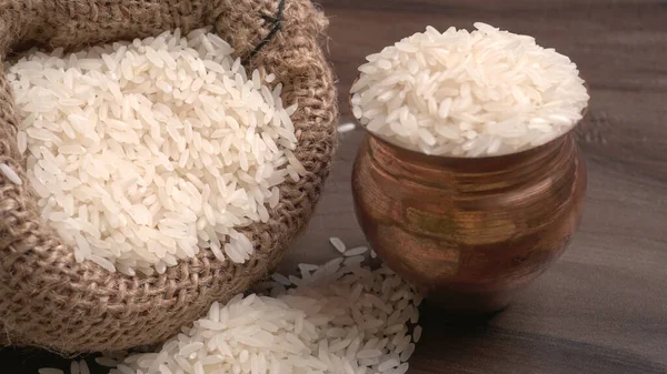 一袋一碗的干米饭放在木桌上 健康食品 — 图库照片