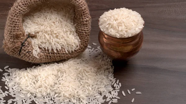 Sack Und Schüssel Mit Trockenem Reis Auf Einem Holztisch Gesunde — Stockfoto