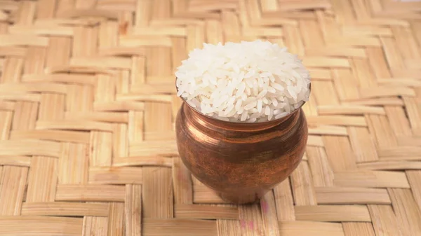 Cuenco Metálico Arroz Seco Sobre Mesa Madera Alimento Saludable — Foto de Stock