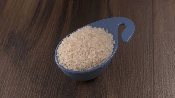 Syrová Rýže Plastové Modré Míse Dřevěném Stole Zdravé Jídlo Kopírovat — Stock fotografie