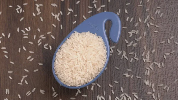 Rauwe Rijst Plastic Blauwe Kom Houten Tafel Gezond Eten Kopieerruimte — Stockfoto