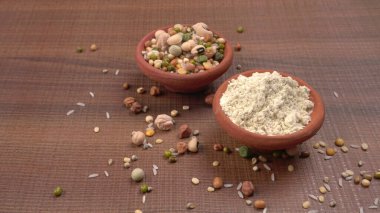 Bir kase protein ve kase dolusu fasulye ve tahıl. Sağlıklı bir yaşam tarzı için vazgeçilmez protein kaynakları. Hint evlerinde her gün kullanılıyor..