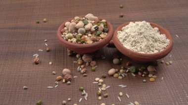 Bir kase protein ve kase dolusu fasulye ve tahıl. Sağlıklı bir yaşam tarzı için vazgeçilmez protein kaynakları. Hint evlerinde her gün kullanılıyor..