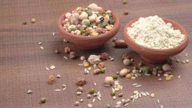 Bir kase protein ve kase dolusu fasulye ve tahıl. Sağlıklı bir yaşam tarzı için vazgeçilmez protein kaynakları. Hint evlerinde her gün kullanılıyor..