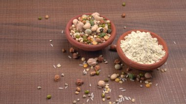 Bir kase protein ve kase dolusu fasulye ve tahıl. Sağlıklı bir yaşam tarzı için vazgeçilmez protein kaynakları. Hint evlerinde her gün kullanılıyor..