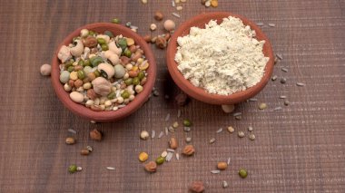 Bir kase protein ve kase dolusu fasulye ve tahıl. Sağlıklı bir yaşam tarzı için vazgeçilmez protein kaynakları. Hint evlerinde her gün kullanılıyor..