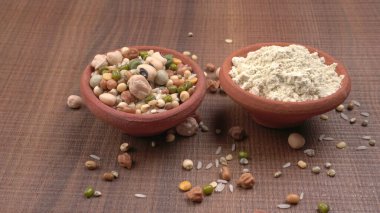 Bir kase protein ve kase dolusu fasulye ve tahıl. Sağlıklı bir yaşam tarzı için vazgeçilmez protein kaynakları. Hint evlerinde her gün kullanılıyor..