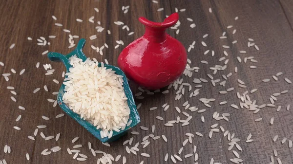 요리되지 쌀밥을 과붉은 그릇을 식탁에 놓는다 — 스톡 사진