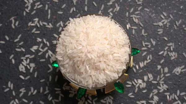 Arroz Seco Não Cozido Gemas Decorado Tigela Ferro Conceito Alimentação — Fotografia de Stock