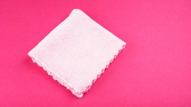 Arap başörtüsü, mor arka planda pembe kumaş, yakın plan. 