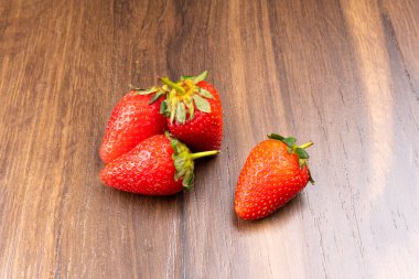 Kopya alanı olan ahşap tahta üzerinde çeşitli çilekler.