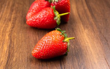 Kopya alanı olan ahşap tahta üzerinde çeşitli çilekler.