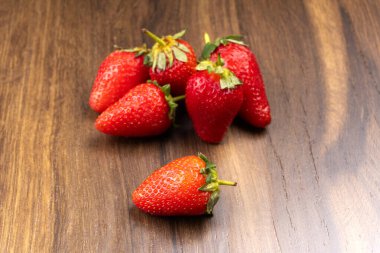 Kopya alanı olan ahşap tahta üzerinde çeşitli çilekler.