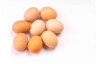 Beyaz arka planda, closeup çiğ yumurta 