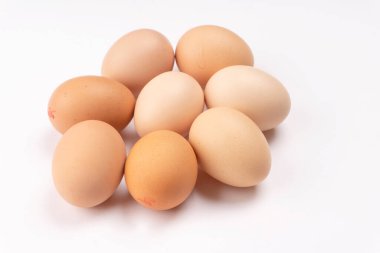 Beyaz arka planda, closeup çiğ yumurta 