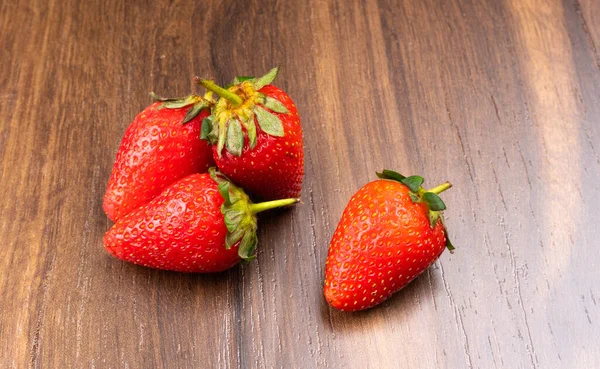 Varias Fresas Tablero Rústico Madera Con Espacio Copia — Foto de Stock