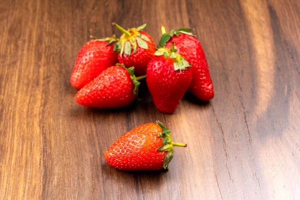 Varias Fresas Tablero Rústico Madera Con Espacio Copia — Foto de Stock