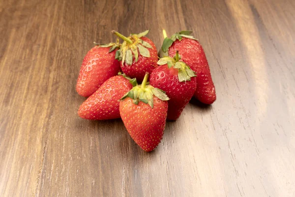 Varias Fresas Tablero Rústico Madera Con Espacio Copia — Foto de Stock