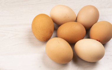 Taze yumurtalar ahşap arka planda bulunur. Yiyecek malzemeleri..