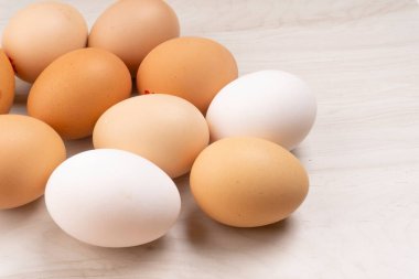 Taze yumurtalar ahşap arka planda bulunur. Yiyecek malzemeleri..