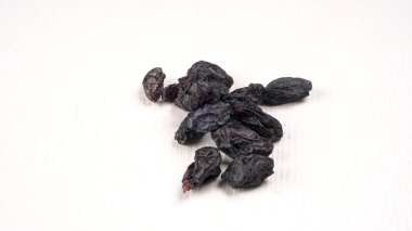 Beyaz arka plan üzerinde izole kurutulmuş siyah tarihleri