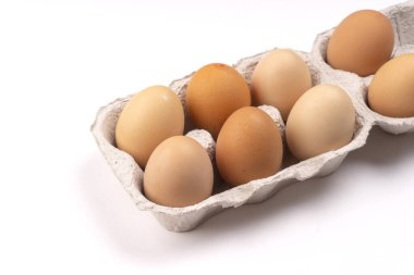 Karton yumurta tepsisinde kahverengi tavuk yumurtası. Sağlıklı protein kahvaltısı için organik yumurta. Paskalya sembolü. Çiğ tavuk yumurtası..