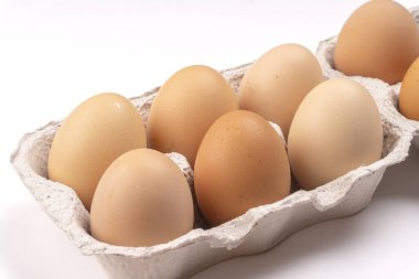 Karton yumurta tepsisinde kahverengi tavuk yumurtası. Sağlıklı protein kahvaltısı için organik yumurta. Paskalya sembolü. Çiğ tavuk yumurtası..