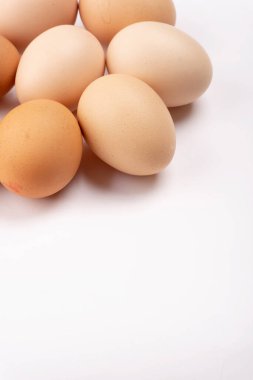 Beyaz arka planda, closeup çiğ yumurta 